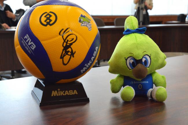 贈呈されたボールと久光スプリングスチームキャラクターハルちゃん