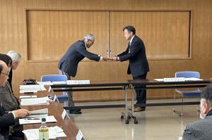 伊川会長から香月市長へ答申