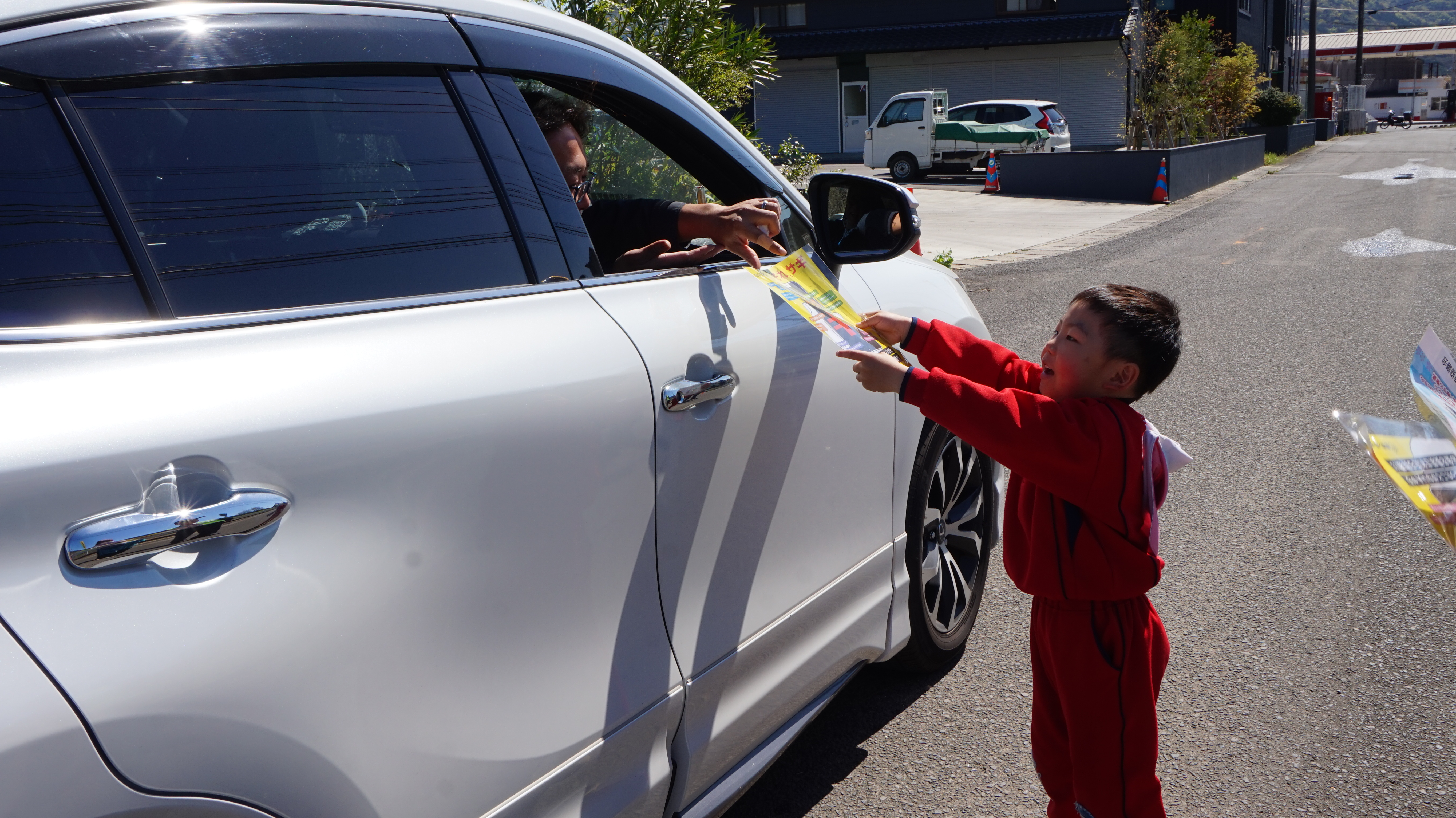 みなさんの交通安全を願ってマナーアップキャンペーンを実施（写真①）