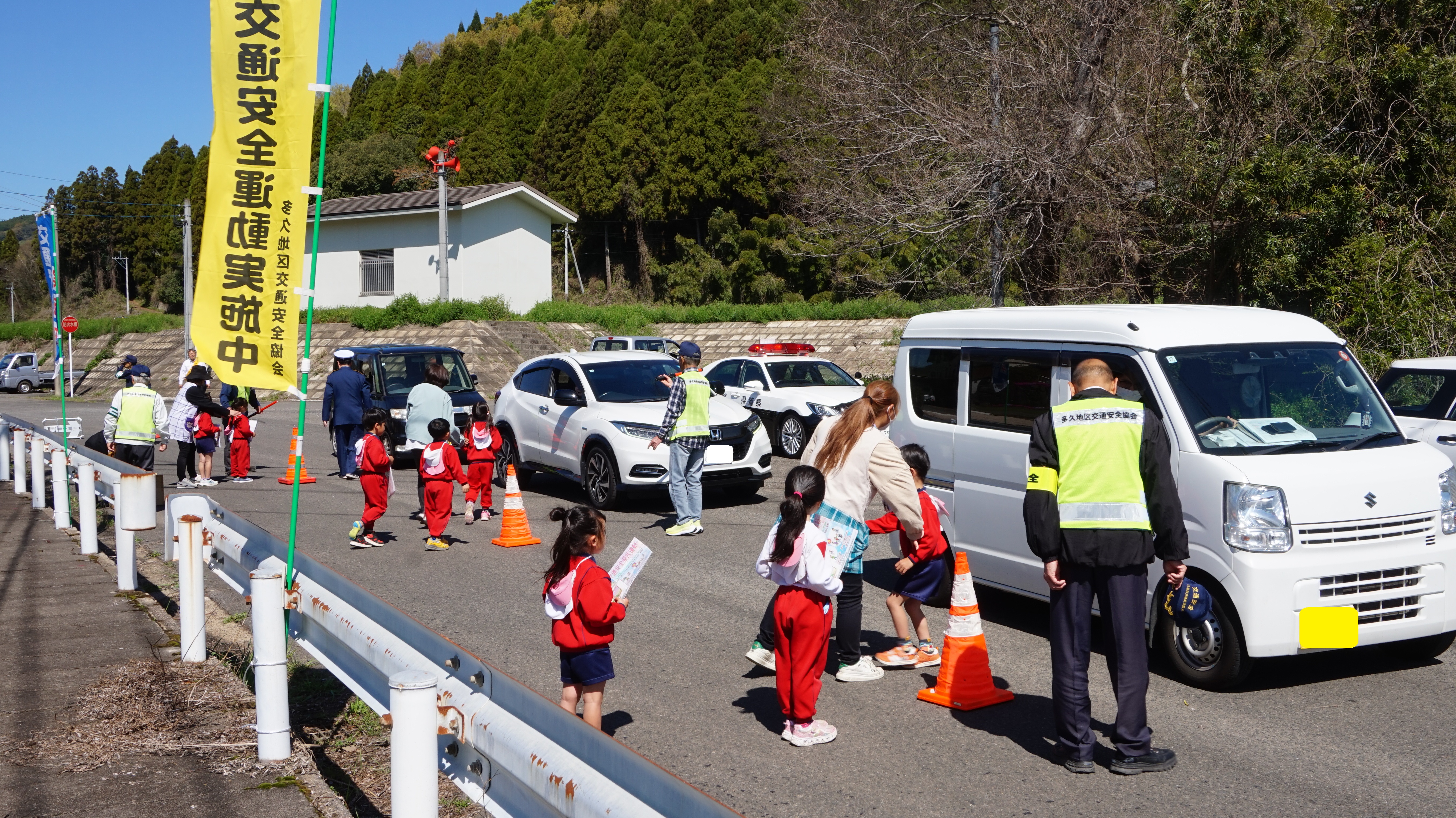 みなさんの交通安全を願ってマナーアップキャンペーンを実施（写真③）