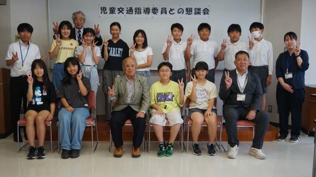 今回児童交通指導委員となった児童と飯盛会長、石田教育長