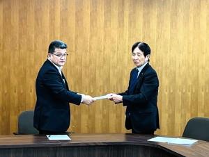 議員定数調査特別委員長から議長へ答申書を提出する様子