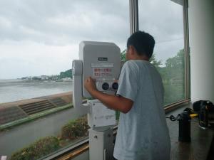 道の駅鹿島にて子どもが望遠鏡で干潟を見ている写真です。