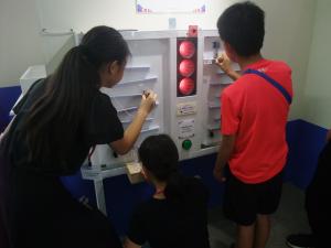 佐賀県立宇宙科学館にて子どもたちが磁石コーナーで体験している写真です。