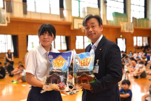 お米の贈呈式の様子