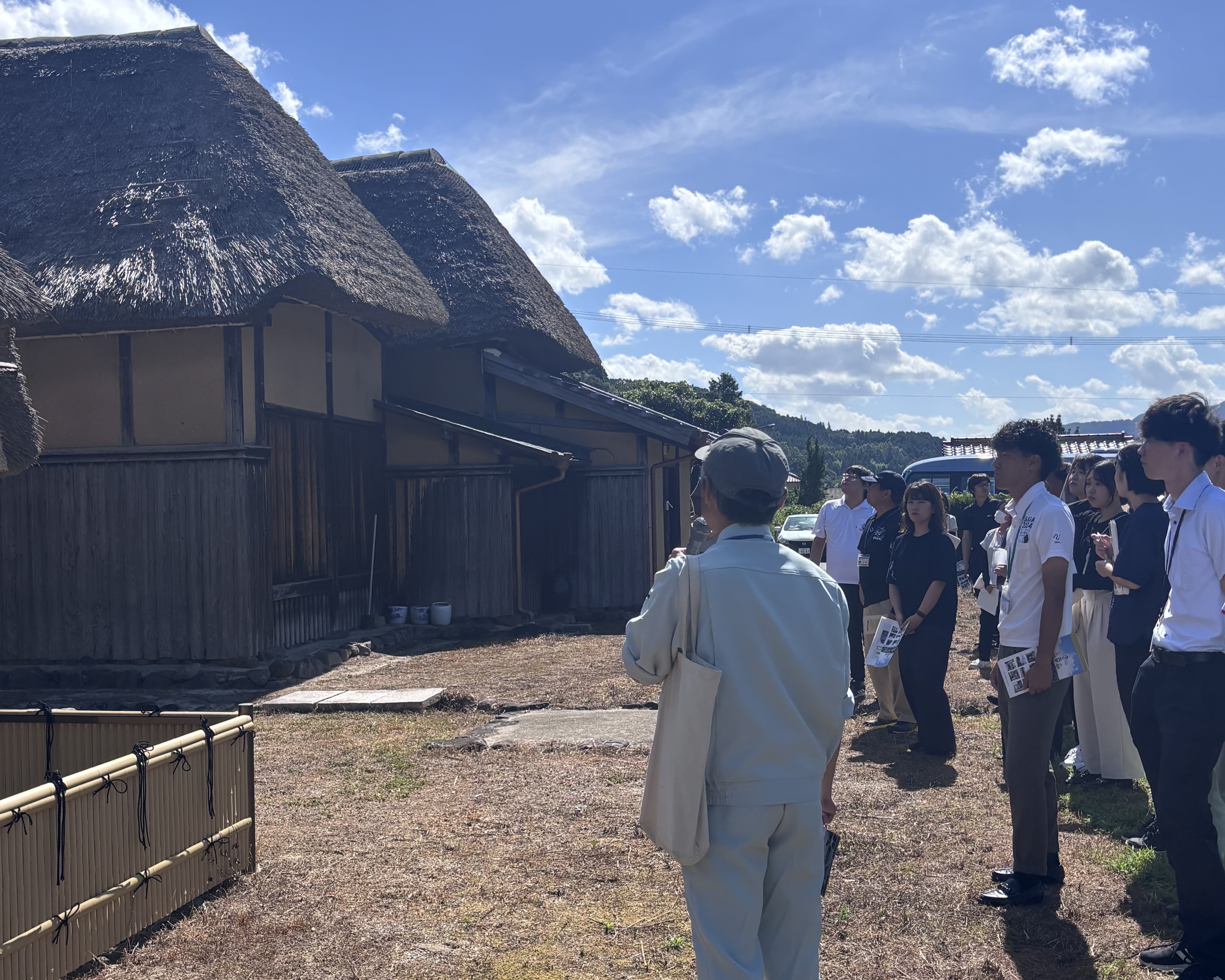 くど造り民家見学の様子