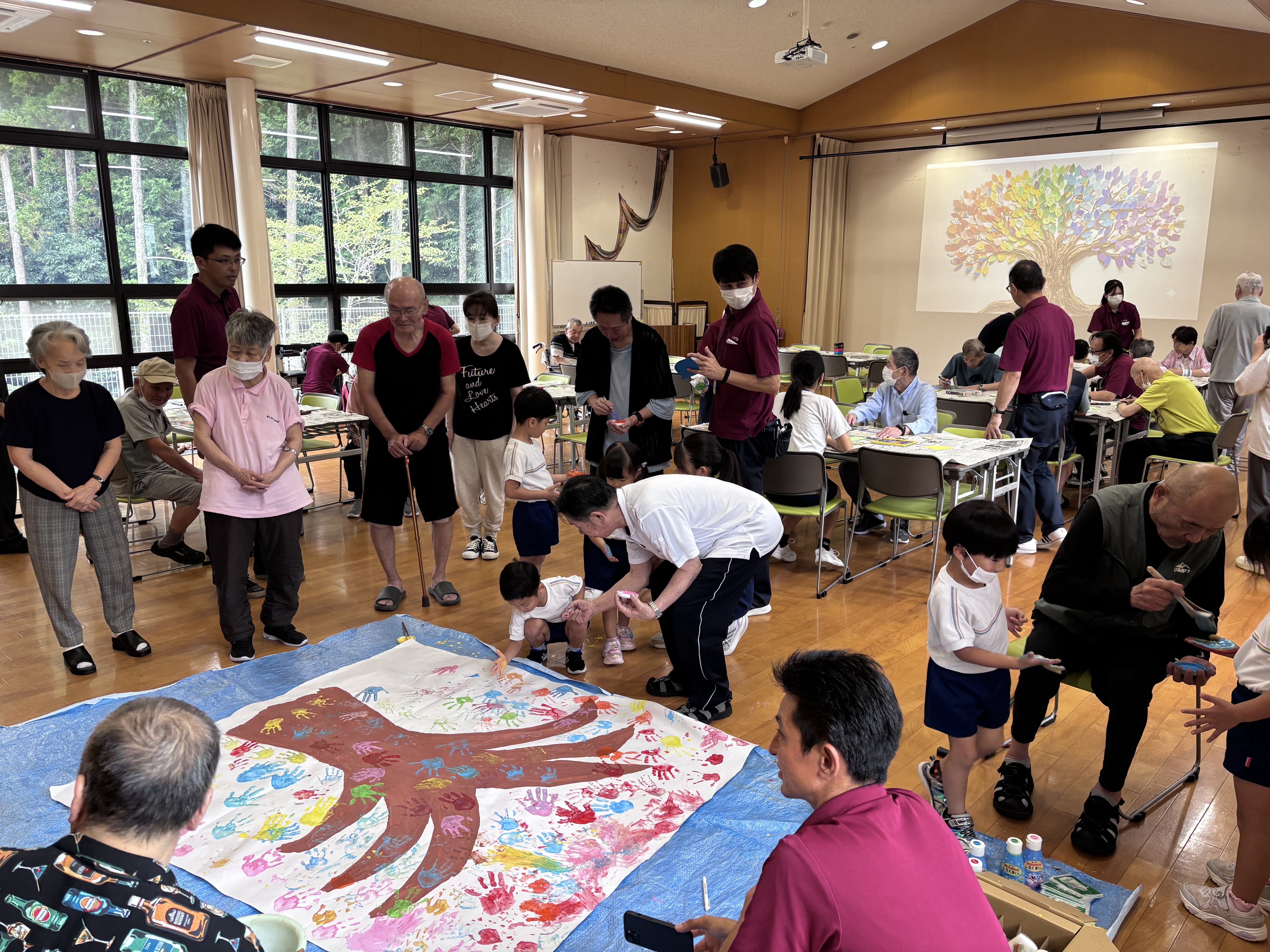 利用者と園児が一緒に作品を制作しえいる様子