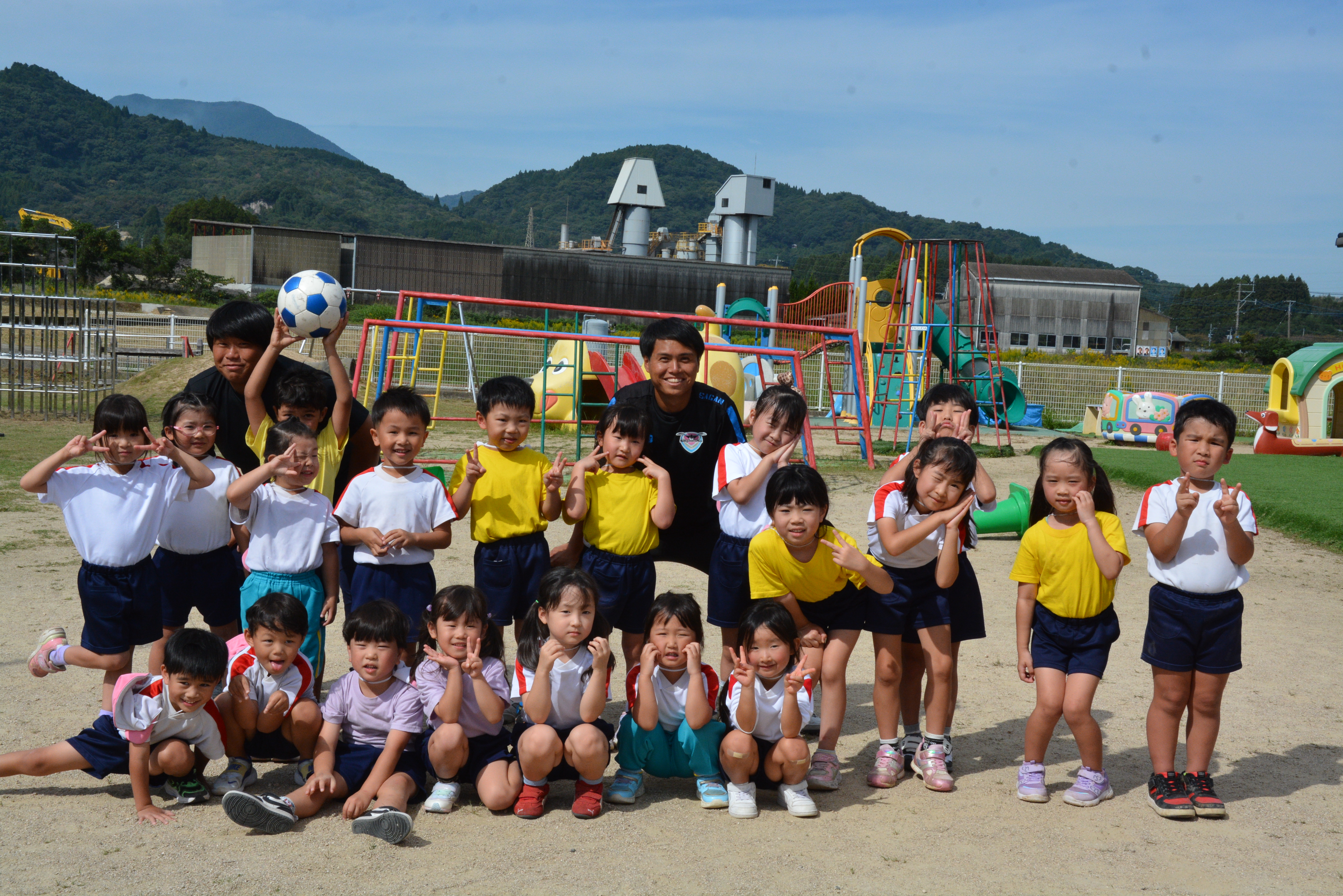 サガン鳥栖サッカースクールのコーチとこばと保育園のみなさん
