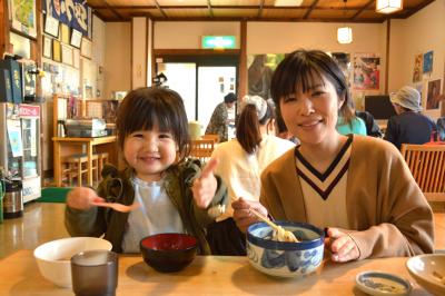 ジビエうどんをおいしそうに食べる親子