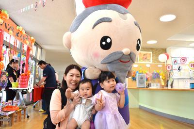 多久翁さんと一緒に記念撮影をする親子