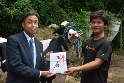 香月市長（左）と出品者の古川　大地さん（右）