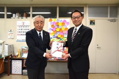 寄贈の様子（左から石田教育長、吉田会長）
