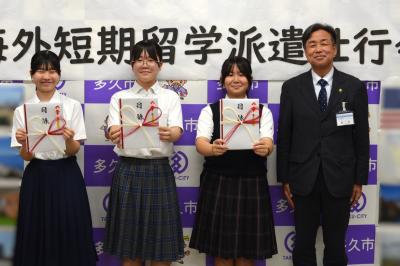 目録を持った児童と香月市長の写真
