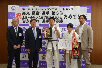 みなさん横並びでポーズをとる写真
