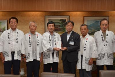 義援金を届けられた多久山笠委員会のみなさん